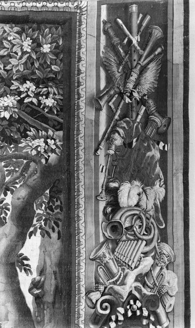 Arazzo delle Stagioni, bordo, strumenti musicali, c.1670, Manifattura dei Gobelins (dettaglio) da French School