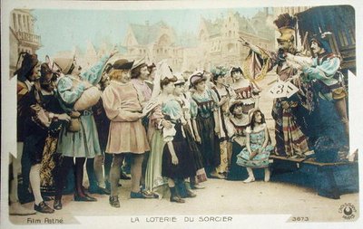 La lotteria del mago (fermo immagine da un film Pathé), cartolina dei primi anni 