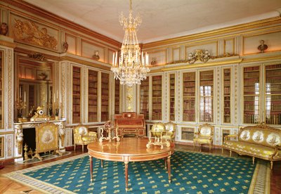 La biblioteca di Luigi XVI decorata nel 1781 da Rousseau sotto la direzione di Gabriel da French School