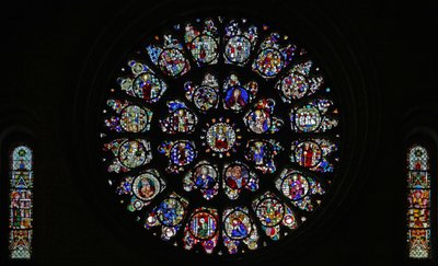 La finestra rosa ovest con pannelli frammentari del quindicesimo e sedicesimo secolo per lo più raffiguranti santi (finestra rosa - interno) da French School