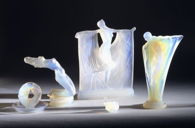 Tre oggetti in vetro opalescente di Lalique da French School