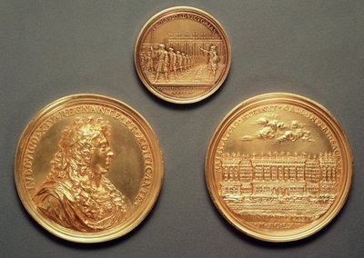 In alto: Recto = Les Revues, 1680 di Thomas Bernard; In basso: verso = Profilo di Luigi XIV, recto = La Colonnade del Louvre, progetto di Bernini di Jean Warin III (1604-72) da French School