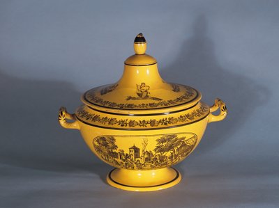 Zuppiera con decorazione a stampa nera, c.1820 da French School