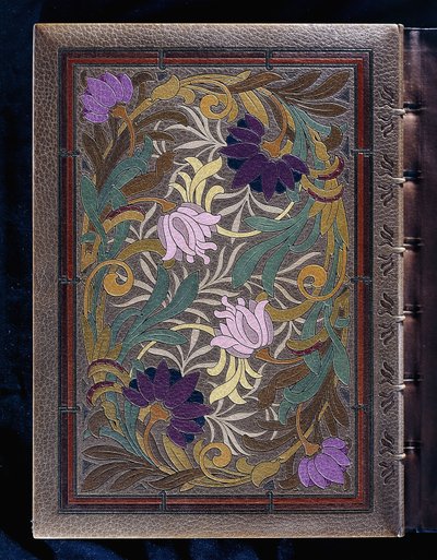 Copertina superiore del libro, con design semi-naturalistico di fiori di loto e capolini di caprifoglio, 1886 da French School