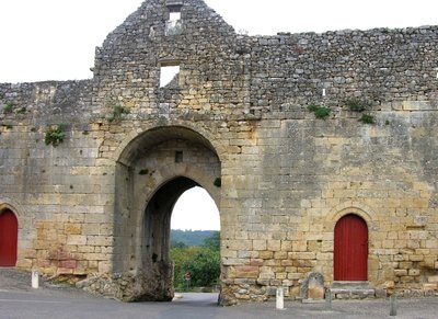 Veduta di una porta fortificata da French School