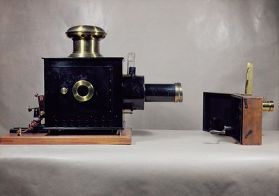 Vista di uno dei primi proiettori cinematografici, fabbricato da August e Louis Lumiere da French School