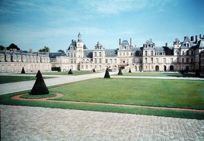 Veduta della Cour du Cheval Blanc con la scala a ferro di cavallo da French School