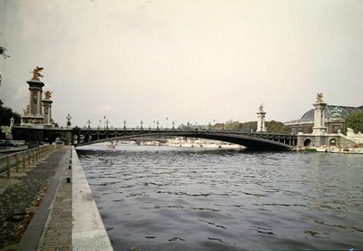 Veduta del Pont Alexandre III, costruito dagli ingegneri Louis-Jean Resal (1854-1920) e Amedee Alby (1862-1942) per l