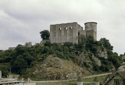 Vista della Torre di Talbot e del mastio del castello da French School