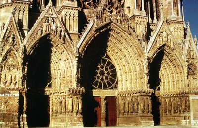 Vista dei portali della facciata ovest, iniziata nel 1231 e completata nel 1430 da French School