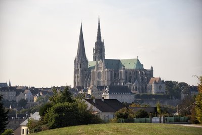 Veduta della cattedrale di Chartres con la città da French School