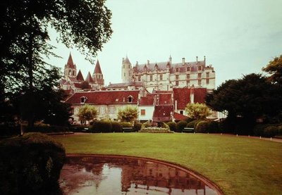 Vista del castello e della Chiesa di St. Ours da French School