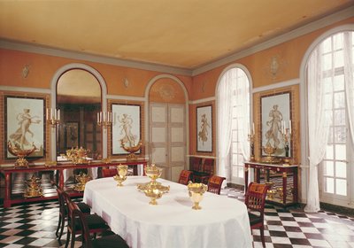 Vista della sala da pranzo con affreschi in stile pompeiano da French School