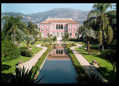 Veduta della facciata e dei giardini della Villa Ile-de-France, costruita nel 1905-12 da French School