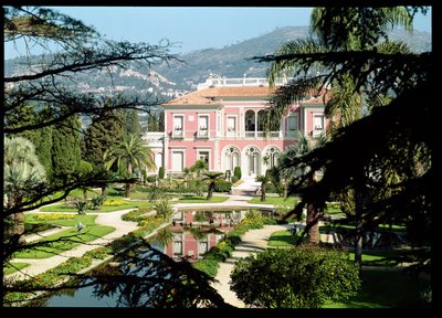 Vista della facciata e dei giardini della Villa Ile-de-France, costruita nel 1905-12 da French School