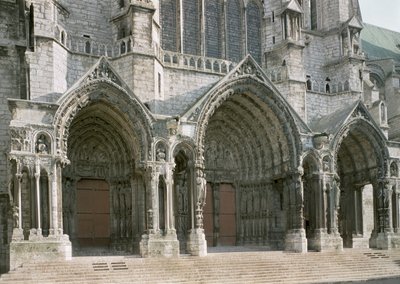 Veduta dei tre portali del transetto nord da French School