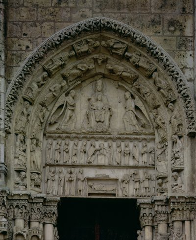 Veduta del timpano che raffigura la Madonna con Bambino in Trono, Porta Sud del Portale Reale, c.1145-50 da French School