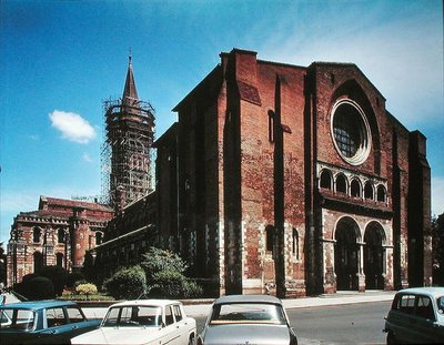 Vista della facciata ovest della chiesa, iniziata c.1075-80 da French School