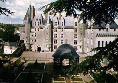 Veduta della facciata ovest del castello restaurato costruito c.1465 per Jean Bourre, ministro di Luigi XI di Francia da French School