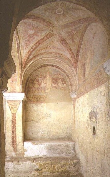 Vista della parte occidentale della cripta con affreschi raffiguranti due episodi del Martirio di Santo Stefano da French School