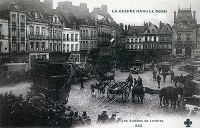 Guerra nel Nord: autobus londinesi della British Expeditionary Force nella piazza principale di Bethune nel 1915 da French School