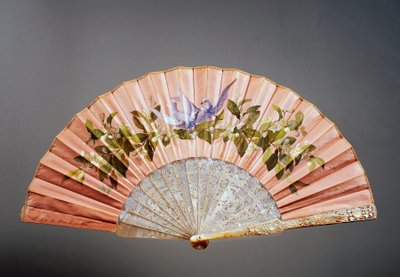 Ventaglio nuziale raffigurante colombe su un ramo, tempera su seta e madreperla creato da Felix Alexandre, Parigi da French School