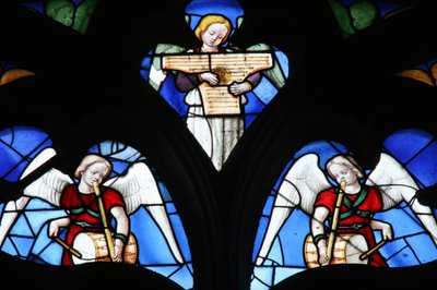 Finestra che raffigura angeli musicali da French School