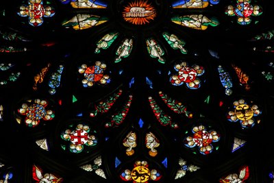 Finestra raffigurante un dettaglio della finestra rosa ovest; gli stemmi includono Montmorency-Laval, Bertrand Duguesclin e Oliver de Clisson da French School