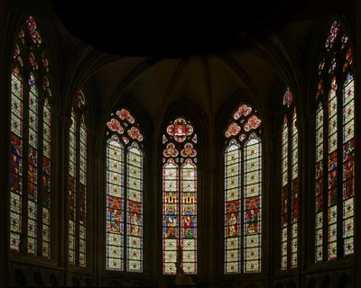 Vista della cappella est: le tre finestre centrali sono moderne ma le altre appartengono alla fine del tredicesimo secolo da French School