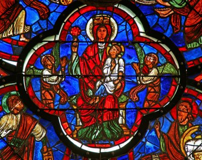 Vetrata raffigurante la Vergine che tiene Cristo sulle ginocchia e una rosa nella mano destra (dettaglio) da French School