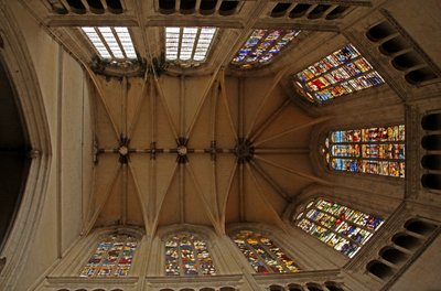 Vista della finestra del coro raffigurante le volte del coro e le finestre del cleristorio del coro da French School