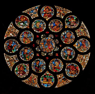 Vetrata w108 raffigurante la Nuova Alleanza: in alto è Cristo (Alfa e Omega), poi i quattro simboli degli Evangelisti che formano un quadrato, due Virtù sono alle estremità sinistra e destra, e l