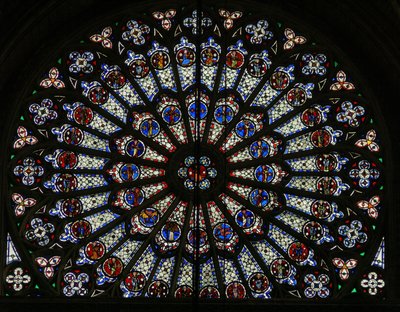 La finestra nord rosa, raffigurante Apostoli, Evangelisti, vescovi, re, martiri, San Pietro e San Paolo (finestra rosa - interno) da French School