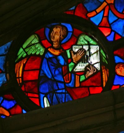 Finestra w141 raffigurante un angelo con uno strumento musicale da French School