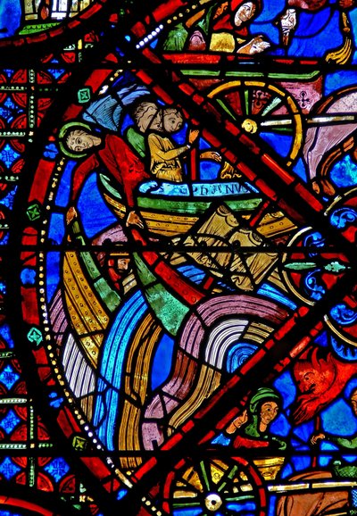 Finestra w15 raffigurante la storia delle reliquie di San Stefano: nonostante gli sforzi dei demoni, la nave che trasporta le reliquie sopravvive al viaggio - altre navi affondano da French School