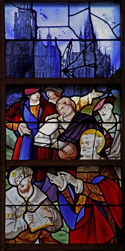 Finestra w1 raffigurante una scena della vita di San Pietro: Simon Mago e Pietro dibattono; cattedrale di Rouen e San Maclou sullo sfondo da French School