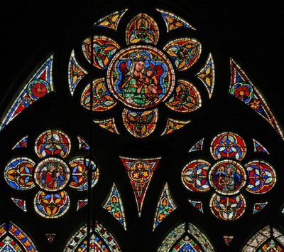 Finestra w207 raffigurante le luci del traforo con due angeli e la Vergine e il Bambino da French School