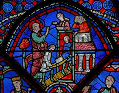 Finestra w23 raffigurante una scena della vita di San Tommaso: il santo costruisce una chiesa da French School