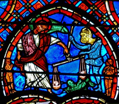 Finestra w4 raffigurante una scena del Giudizio Universale: San Michele che pesa le anime da French School