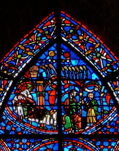 Finestra w9 raffigurante il sogno di Giuseppe; il sole, la luna, le stelle e i covoni di grano dei suoi fratelli si inchinano davanti a lui. Suo padre lo ammonisce. da French School