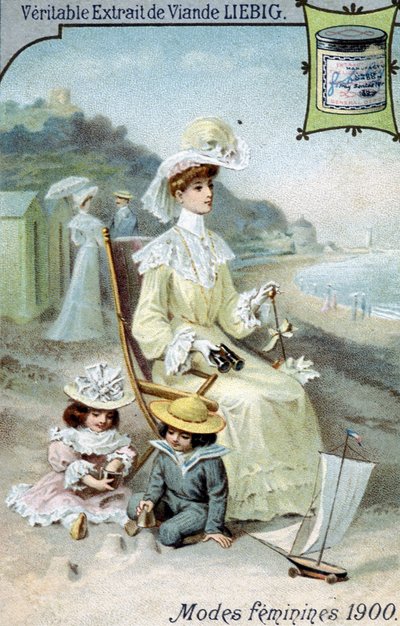 Moda femminile 1900. Donna sulla spiaggia con i suoi due figli. Cromolitografia prodotti Liebig da French School