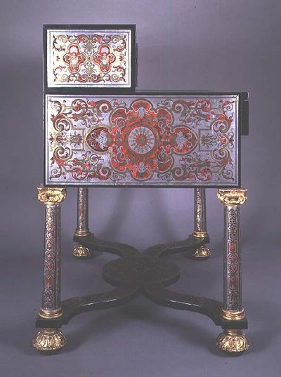 Scrivania decorata con intarsi in stile Boulle di ottone e tartaruga, con montature dorate da French School