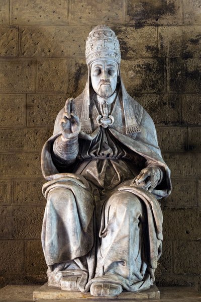 Statua di Papa Giulio III dello scultore Fulvio Signorini nel Palazzo Chigi Saracini, Siena, Provincia di Siena, Toscana, Italia (foto) da Fulvio Signorini