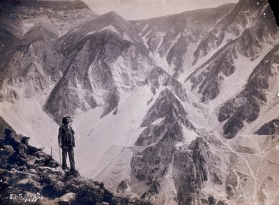 Veduta delle Alpi Apuane con le cave di marmo. Alcuni uomini ammirano il panorama in primo piano. (foto b/n) da G. Armani