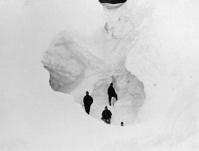 Grotta di ghiaccio, c1911, 1913 da G. Murray Levick