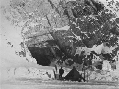 Levick fuori dal campo a Penelope Point, 1912, 1913 da G. Murray Levick