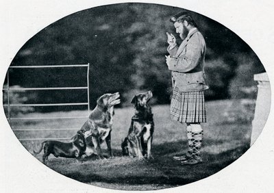 Mr. Francis Clark, il Gillie della Regina, con tre dei suoi cani preferiti, circa 1899, 1901 da G. W. Wilson and Company