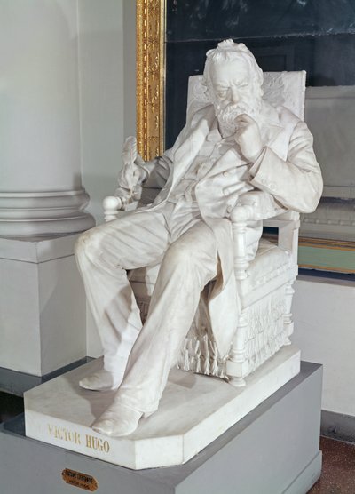 Statua seduta di Victor Hugo (1802-85) da Gaetano Trentanove