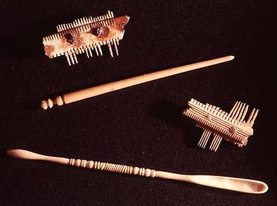 Due pettini, un fermaglio e un cucchiaio per trucco (osso) da Gallo Roman Gallo Roman