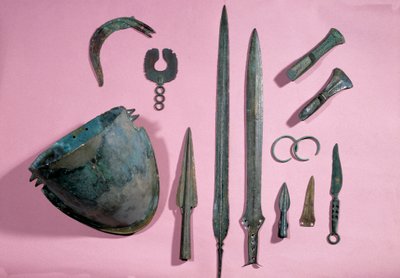 Arte gallica: elmo di bronzo, ascia, falce, ornamento, spada, bracciale, punta da Theil a Billy sur Loir. 1150 - 950 a.C. da Gaulish Gaulish